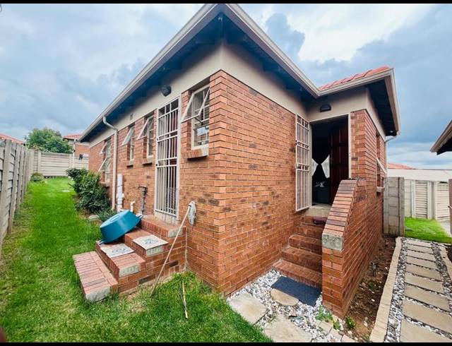 3 BEDROOM HOUSE FOR SALE IN OLIEVENHOUTBOSCH